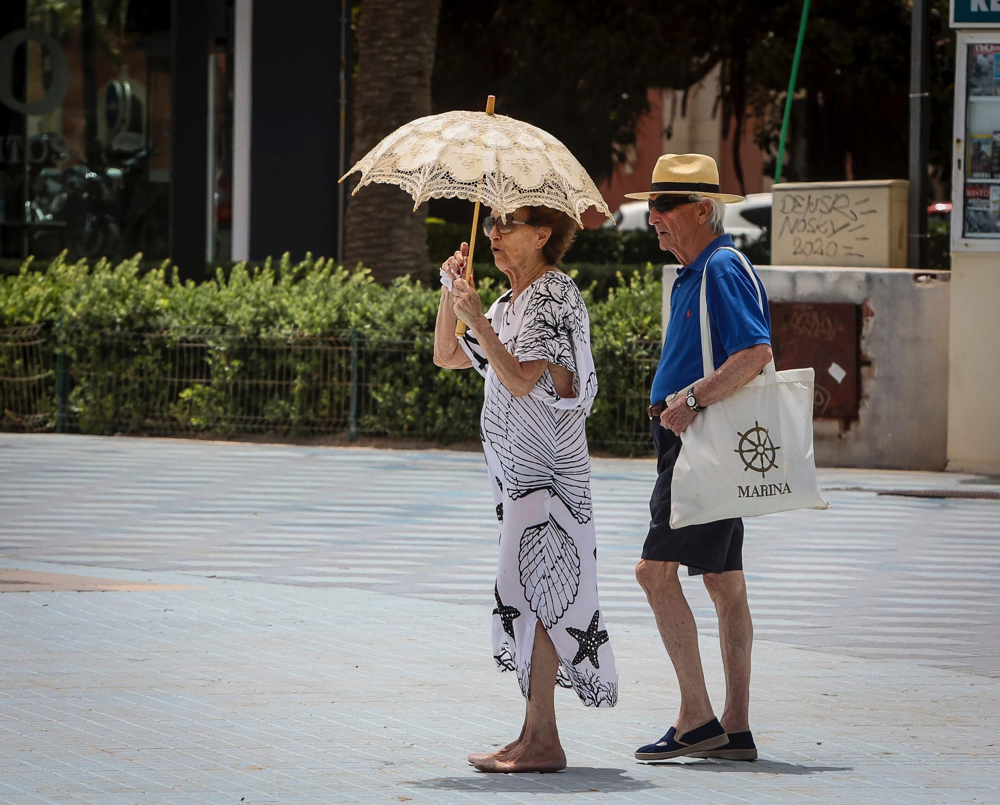 Mil maneras de protegerse del sol cuando el calor "aprieta" en la provincia de Alicante