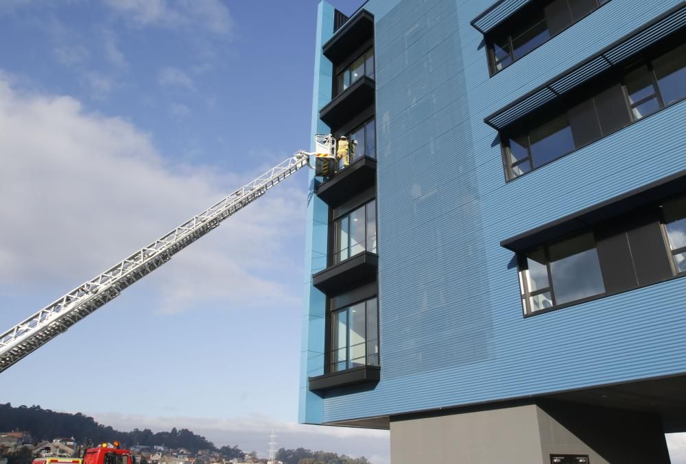 Visita de los bomberos a los niños del Cunqueiro