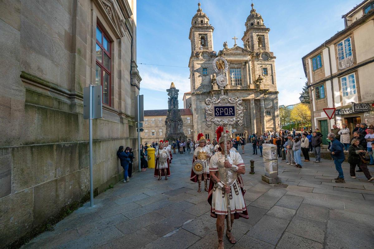 Santiago vive la Pascua con la procesión del Cristo Resucitado y el encuentro en la Quintana Santiago vive la Pascua con la procesión del Cristo Resucitado y el encuentro en la Quintana