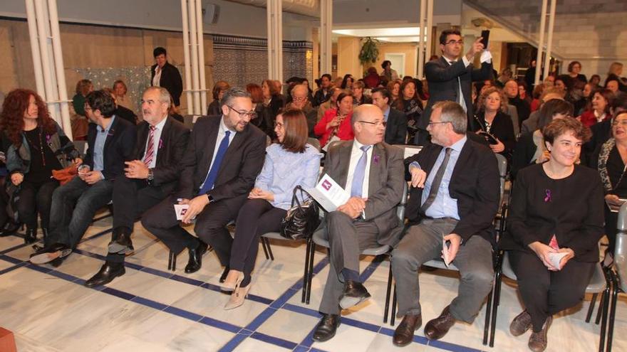 Acto contra la violencia de género en la Asamblea Regional