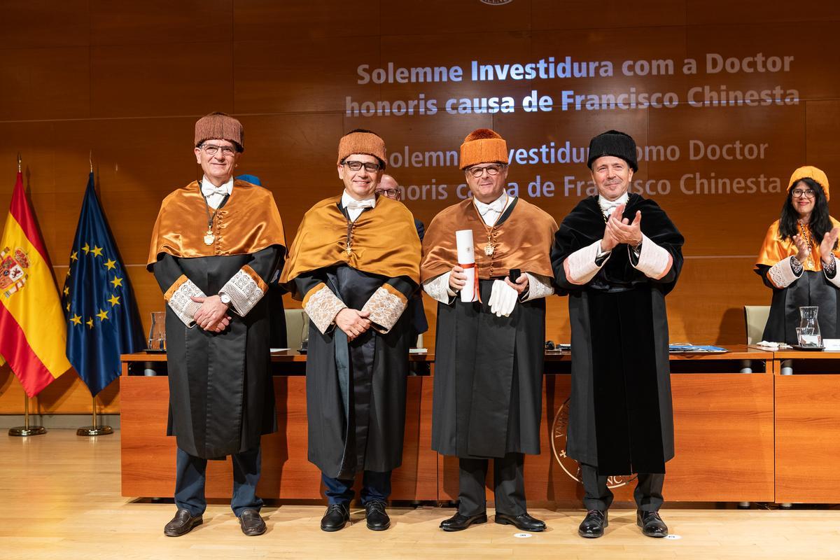 Chinesta, junto al rector Capilla y acompañado de sus dos padrinos.