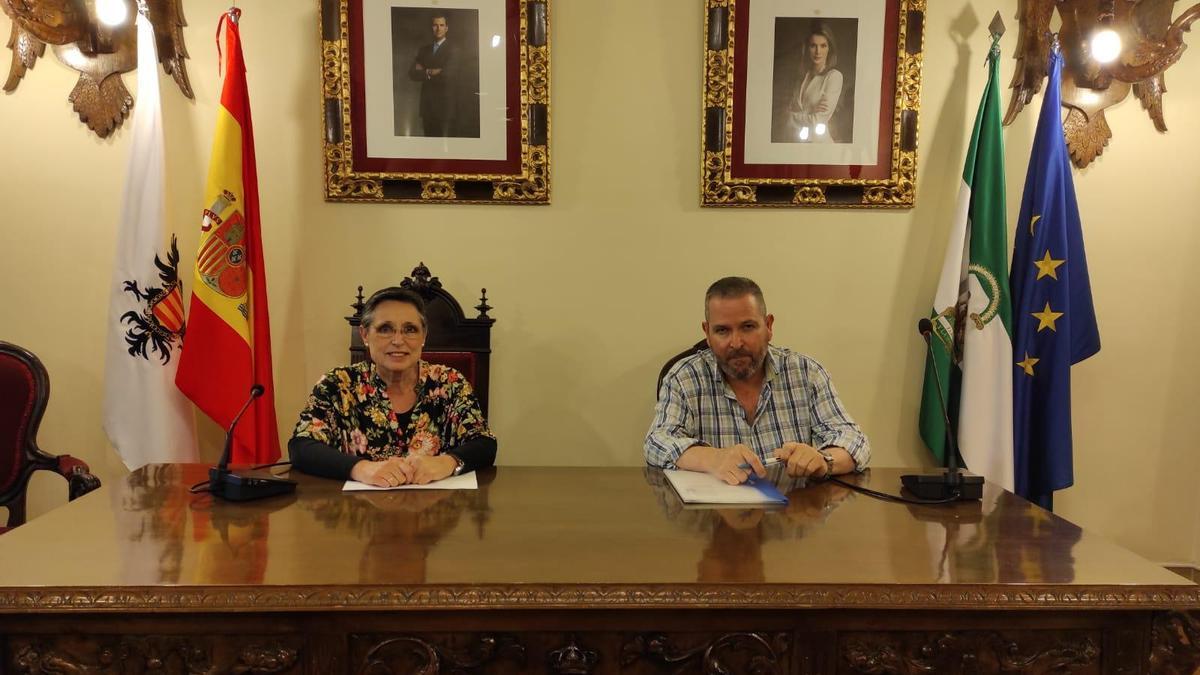 Carmen Flores y Rafael Espino, en el Ayuntamiento de Aguilar.