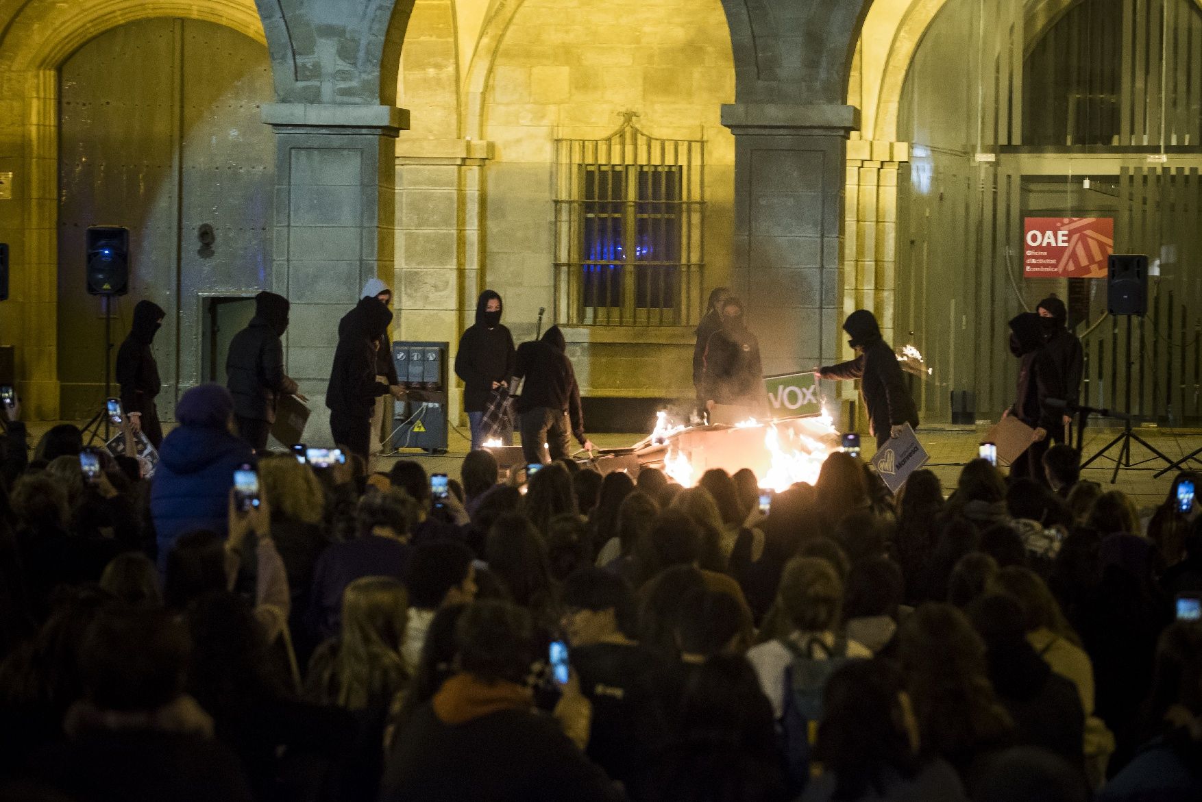 Manresa condemna la violència masclista en la manifestació del 8M
