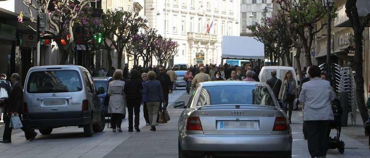 Imagen habitual de lo que sucede en la peatonal del Paseo, con circulación y aparcamiento. // Jesús Regal