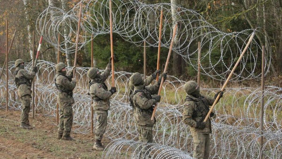 Soldados polacos instalan alambre de espino en la frontera con el enclave ruso de Kaliningrado, en noviembre de 2022.