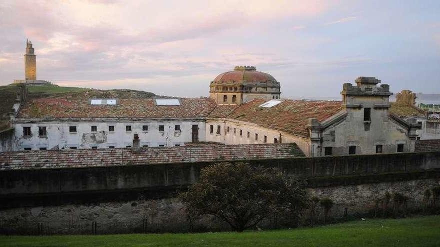 Antigua prisión provincial, con la Torre al fondo.