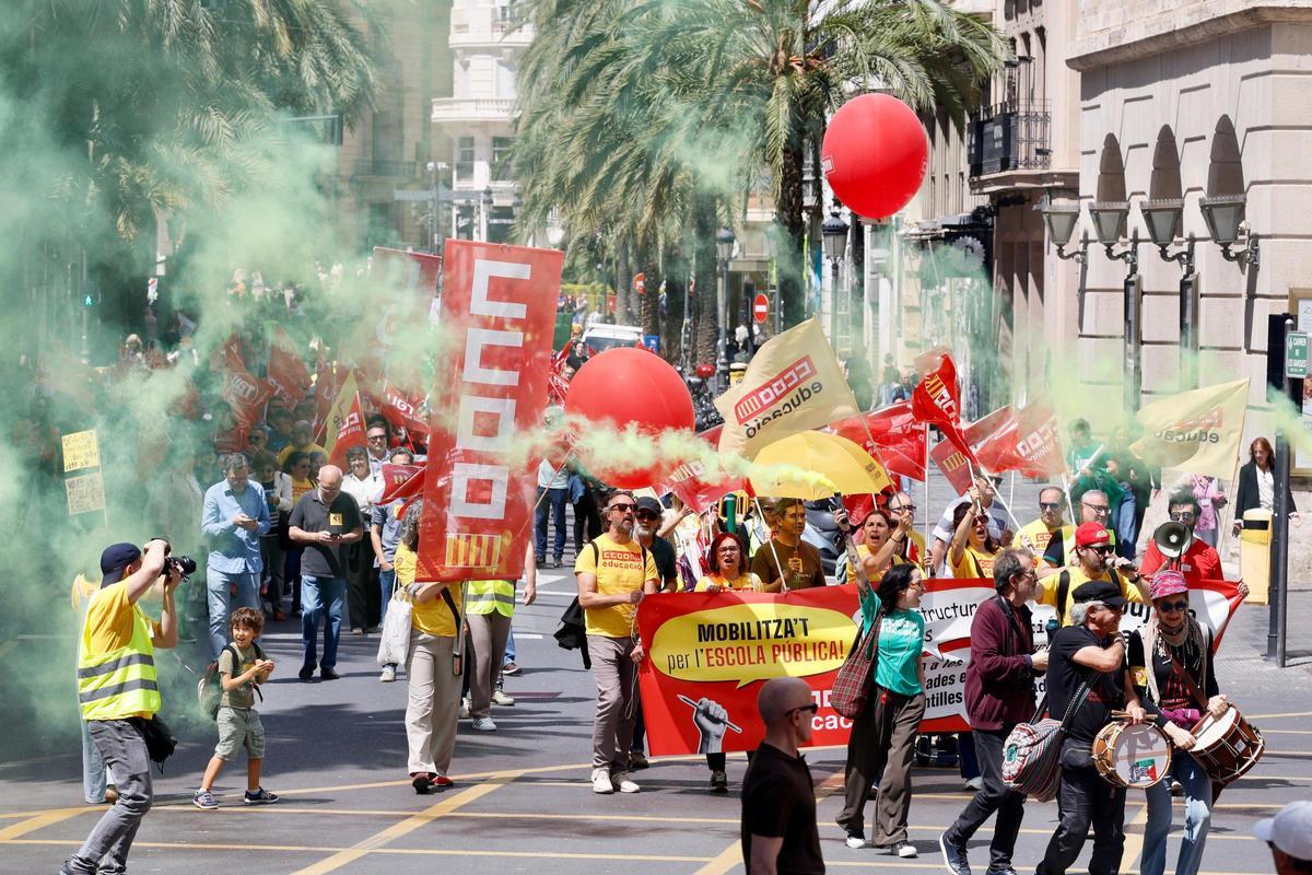 Manifestación en el primer día de la huelga indefinida de docentes