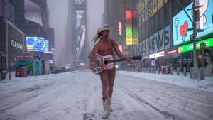 The Naked Cowboy actuando durante la tormenta de nieve en Times Square.