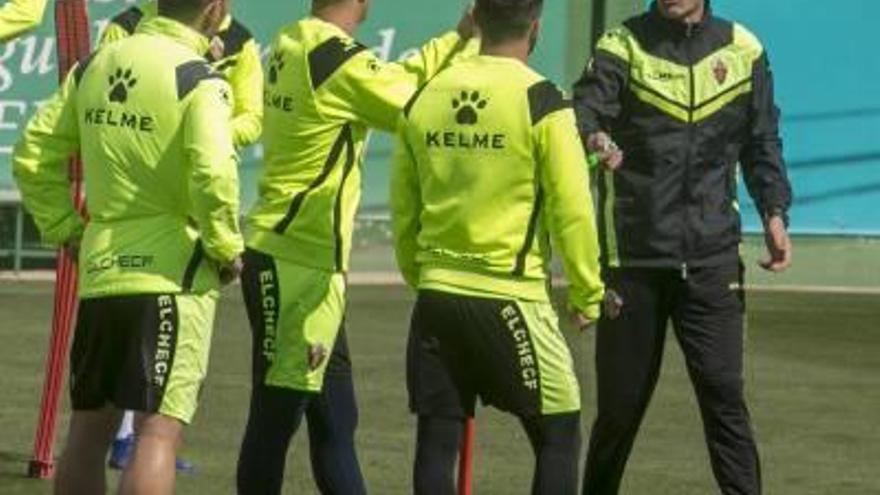 Pacheta hablando con sus jugadores, durante un entrenamiento en el campo anexo.