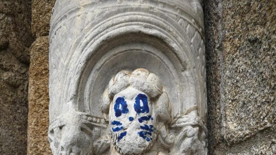 Pintada heavy en una escultura del Pórtico de la Gloria de Santiago