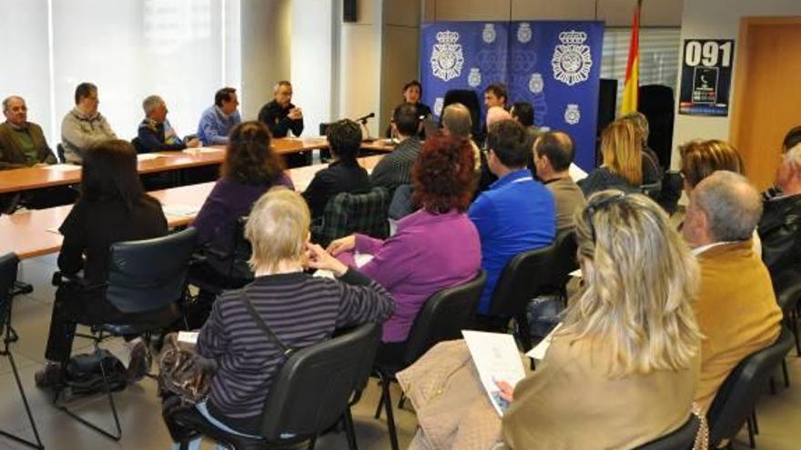 La Policía enseña a los profesionales a evitar delitos.