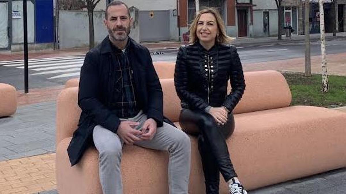 Ángel García y Susana Madera, en uno de los nuevos bancos.