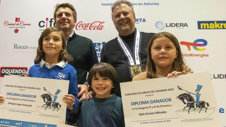 Desde la izquierda, Olimpia López, Mateo Rodríguez y Ayla Acosta, ganadores del concurso, junto a Almeida y De Dios. | Diego Fernández