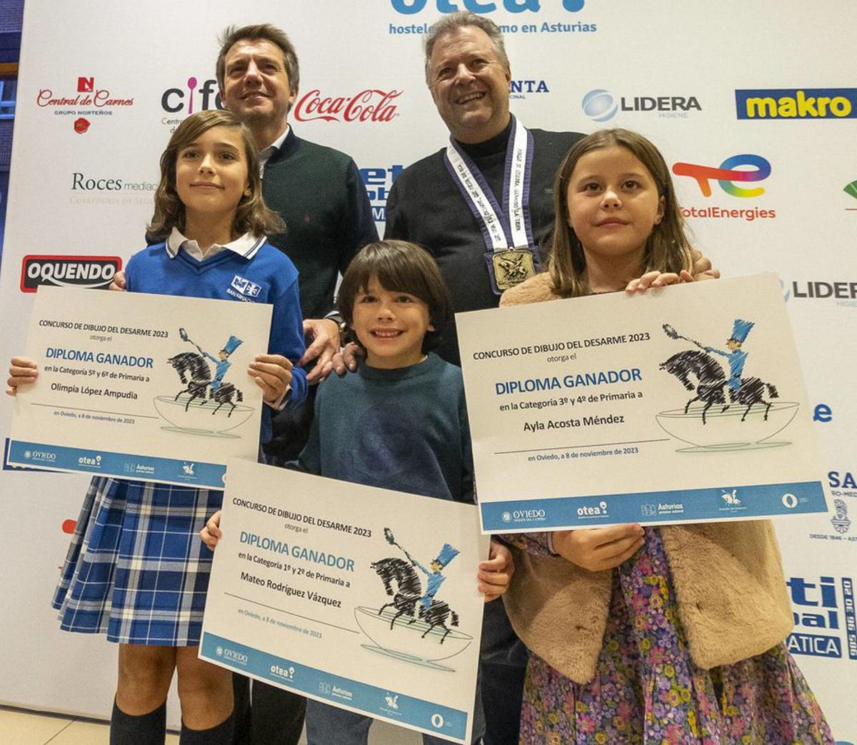 Desde la izquierda, Olimpia López, Mateo Rodríguez y Ayla Acosta, ganadores del concurso, junto a Almeida y De Dios. | Diego Fernández