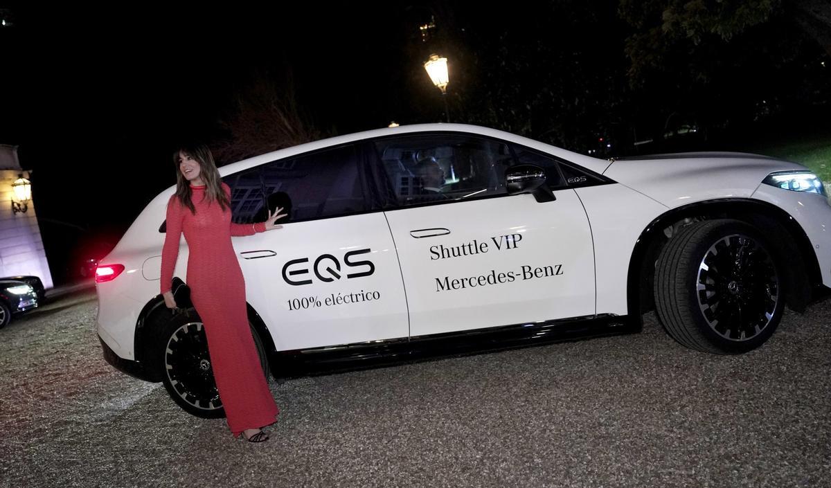 Isabel Jiménez, presentadora de la gala, llegando en un EQS SUV 580 4 Matic de Mercedes-Benz España.