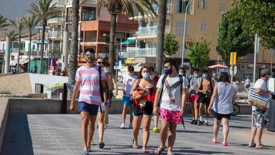 Jóvenes pasean por el Arenal en una temporada anterior. | GUILLEM BOSCH