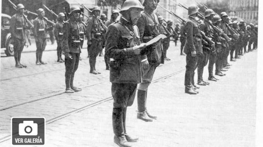 Soldados leyendo un bando en Vigo en 1936. // A. Pacheco