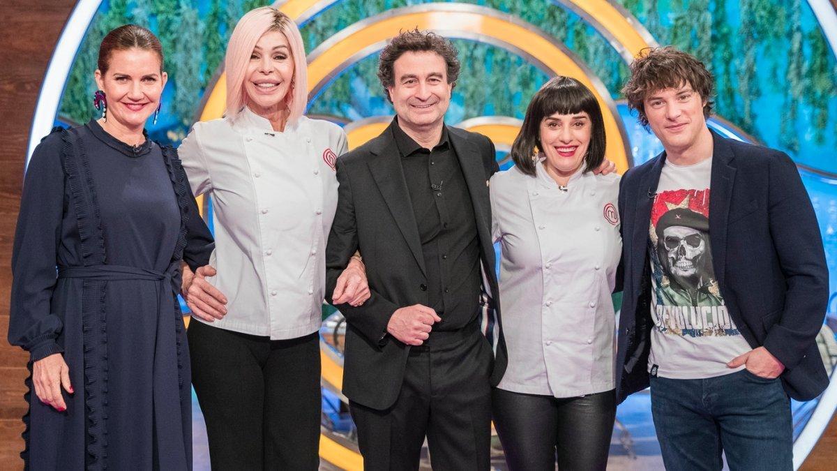 Bibiana Fernández y Anabel Alonso junto al jurado de 'Masterchef 8'
