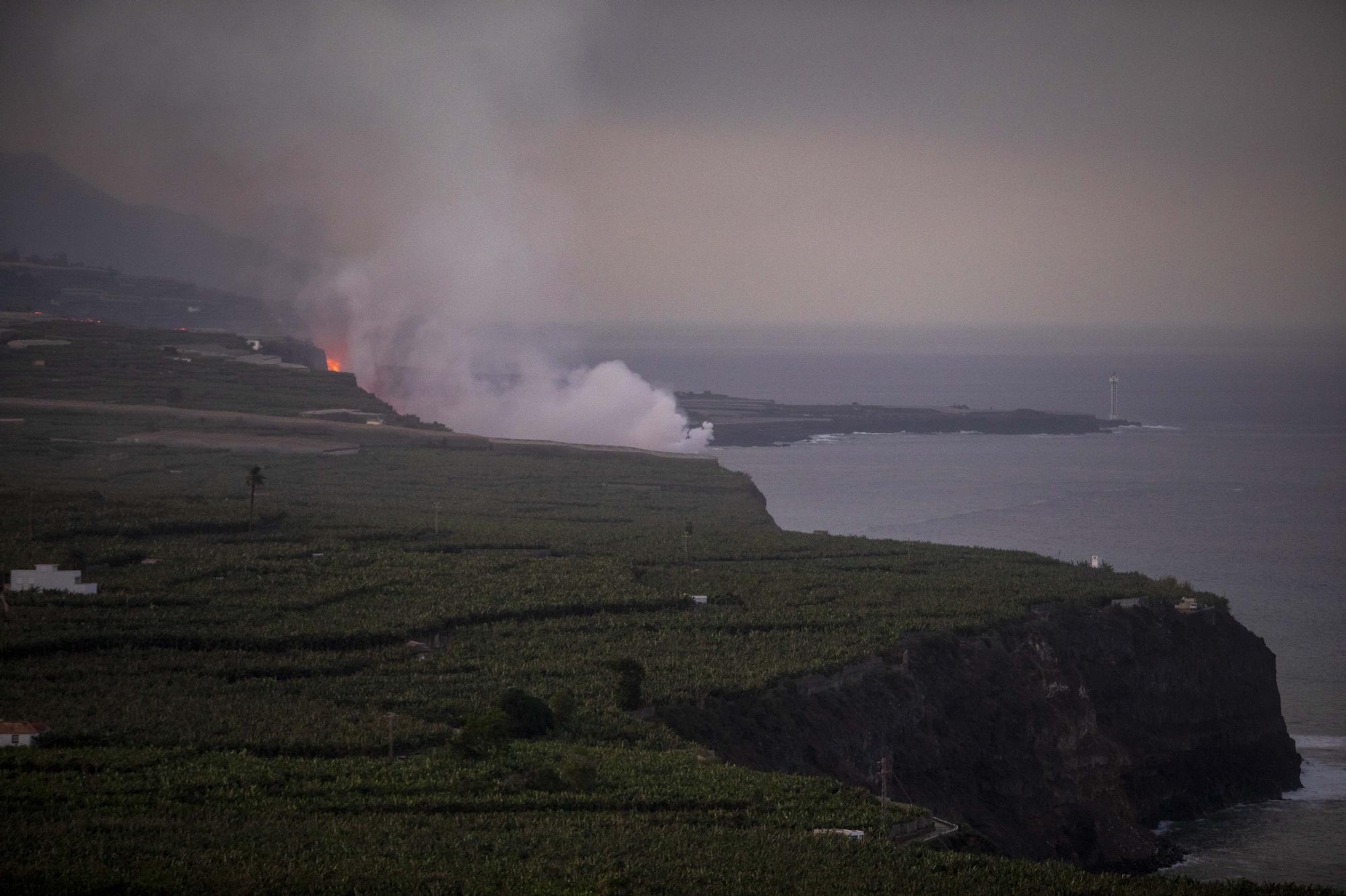 Se forma un delta con la lava del Tajogaite que cae al mar