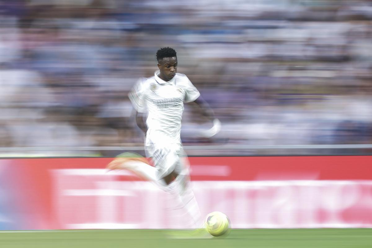 MADRID, 29/04/2023.- El delantero brasileño del Real Madrid Vinícius Jr. en el encuentro correspondiente a la jornada 32 de LaLiga Santander que Real Madrid y UD Almería disputan este sábado en el Santiago Bernabéu, en Madrid. EFE/ Rodrigo Jiménez