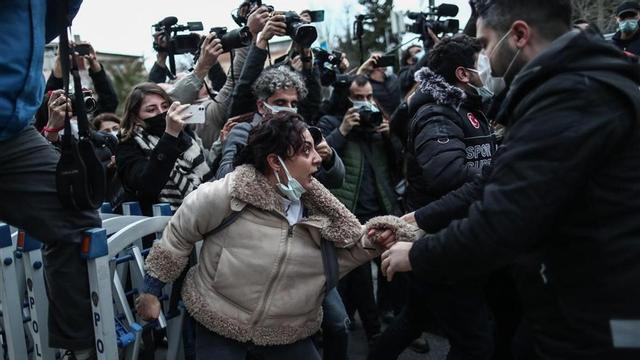 Agentes de antidisturbios turcos arrestan a un manifestante ante la universidad de Bogazici en Estambul , Turquía, el 1 de febrero de 2021.