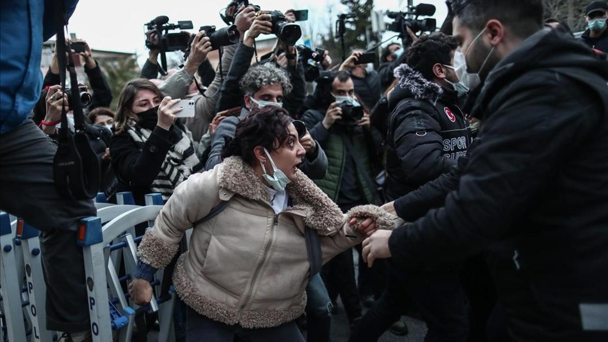 Agentes de antidisturbios turcos arrestan a un manifestante ante la universidad de Bogazici en Estambul , Turquía, el 1 de febrero de 2021.