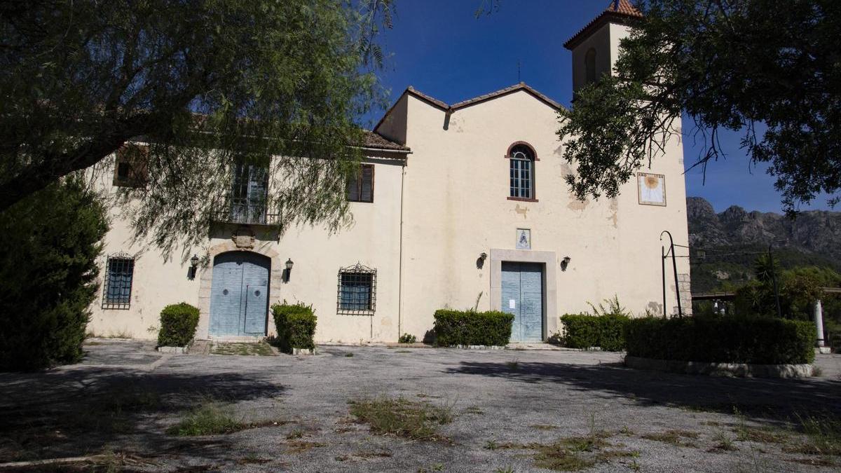 Acceso al claustro y la iglesia del monasterio de Aguas Vivas en una imagen de este jueves.