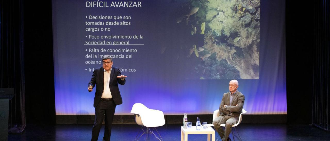 Maximiliano Bello, de pie, junto a Manu San Félix en la ponencia inaugural del Foro Marino.