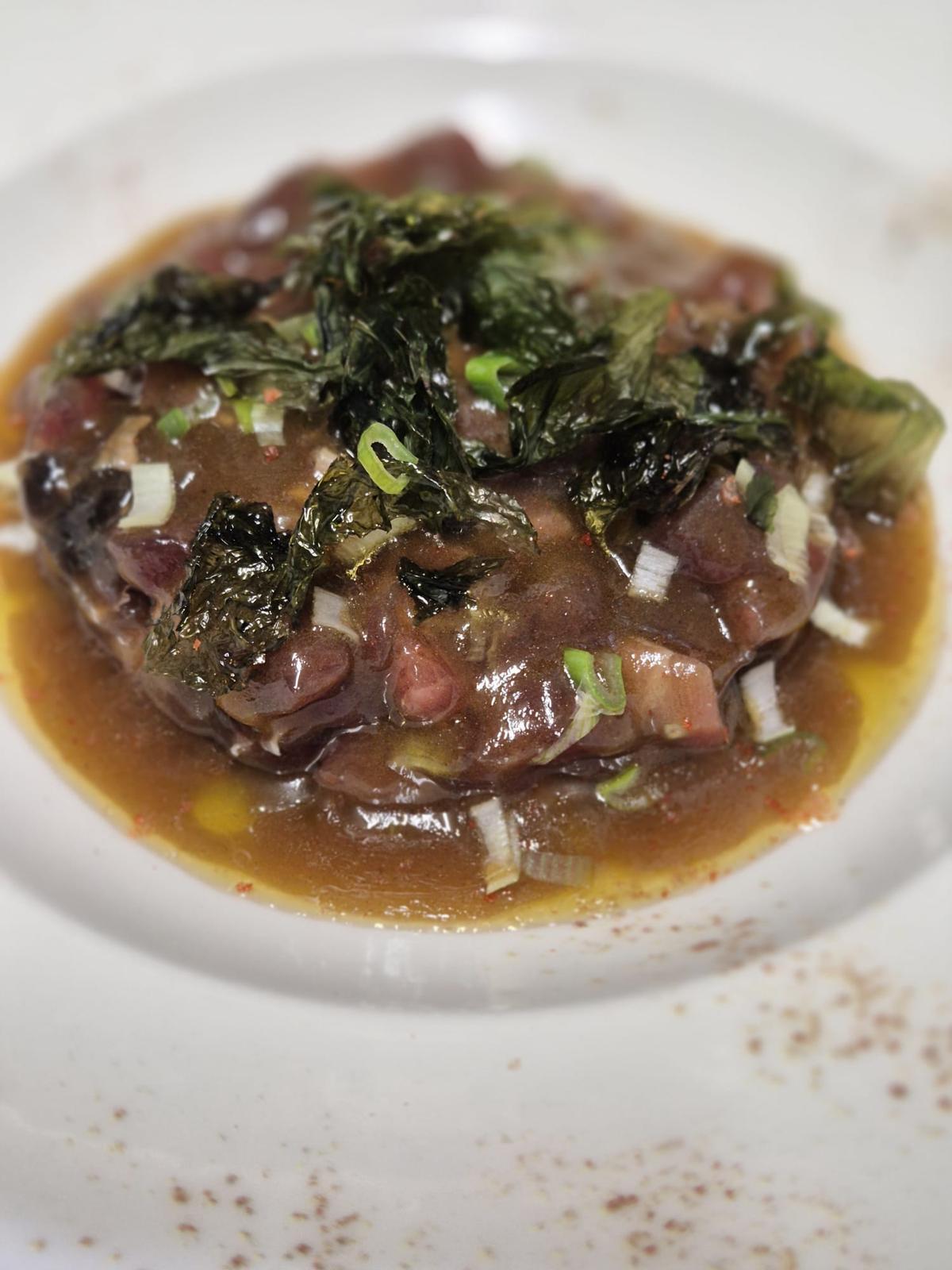 El tartar de atún rojo con aceite de humo casero y algas de la ría deshidratadas.
