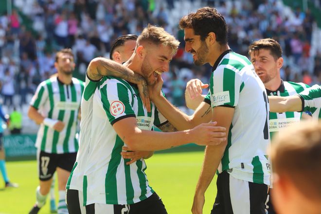 Casas celebra junto a sus compañeros el primer gol ante el Ceuta.