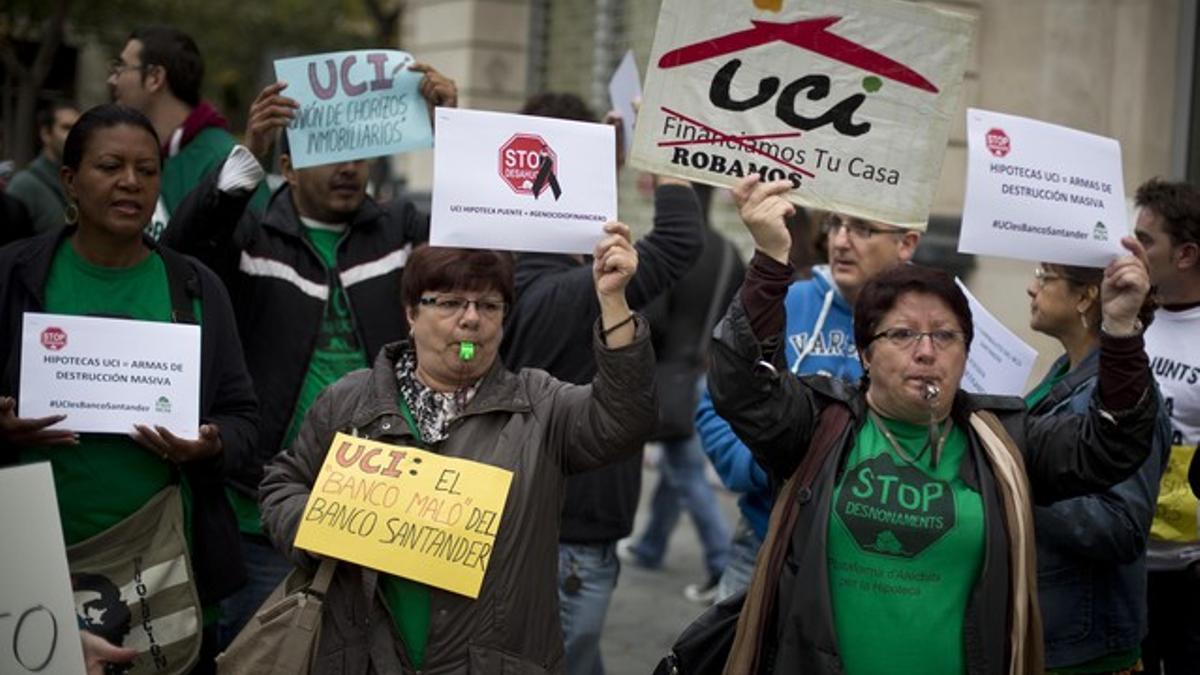 Miembros de la Plataforma de Afectados por la Hipoteca protestan ante las oficinas de la Unión de Crédito Inmobiliario, en Barcelona, el pasado noviembre.