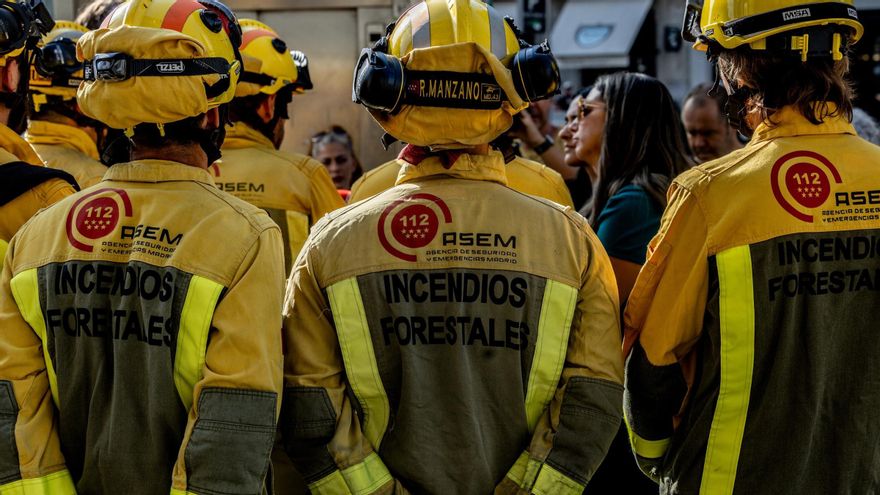 ¿Brigadas forestales o brigadas de refuerzo? Diferencias entre los bomberos que salvan Madrid de las llamas: "Los sueldos son 10.000 euros más bajos"