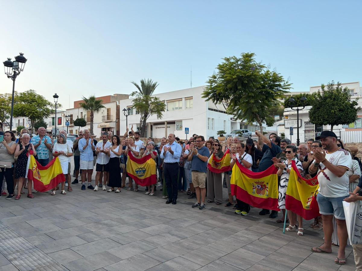 Galería: Concentración en apoyo a Ceuta en el Ayuntamiento de Sant Josep