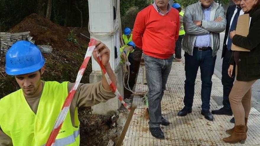 Un momento de la visita a las obras, ayer, en Petelos. // A. Hernández