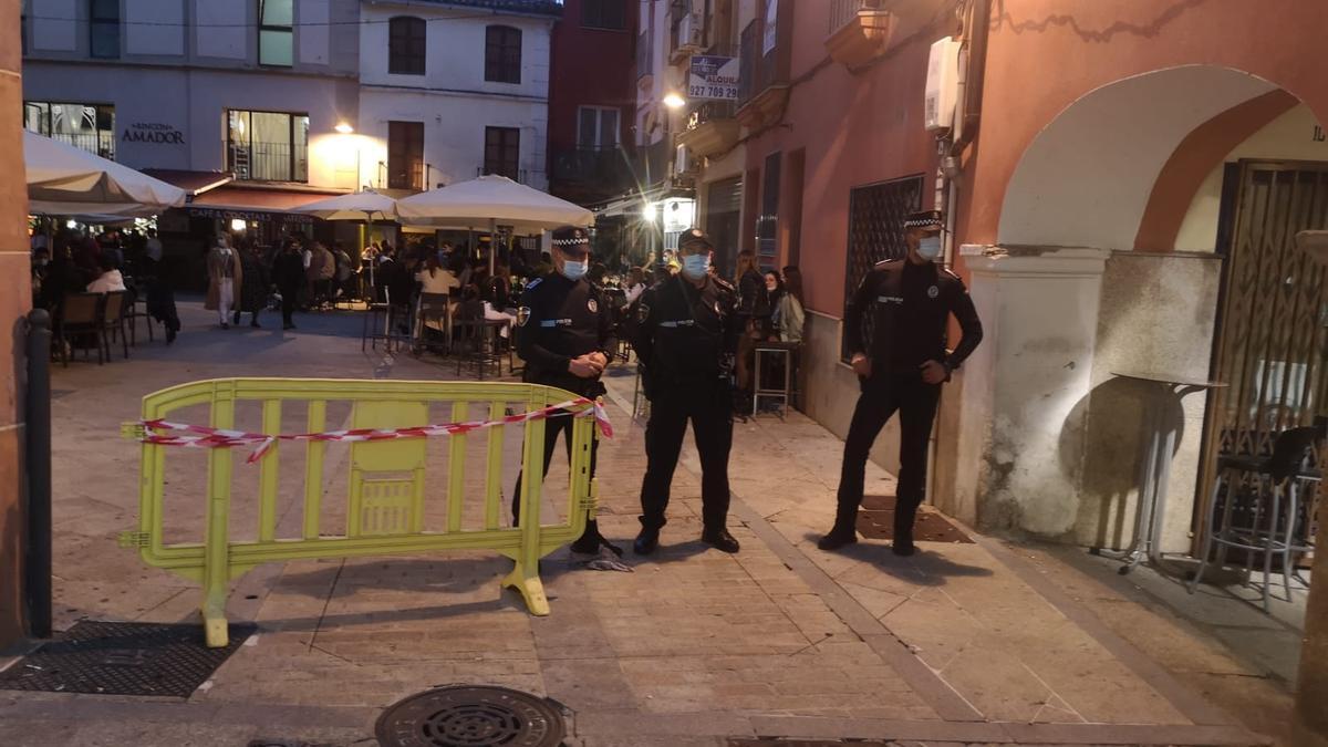 Policías locales controlando el aforo en San Esteban.