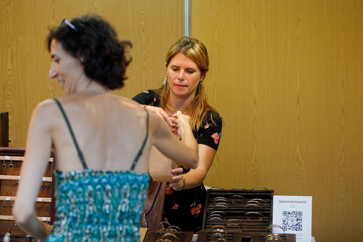 Mercadillo de artesanos en el puerto de Ibiza