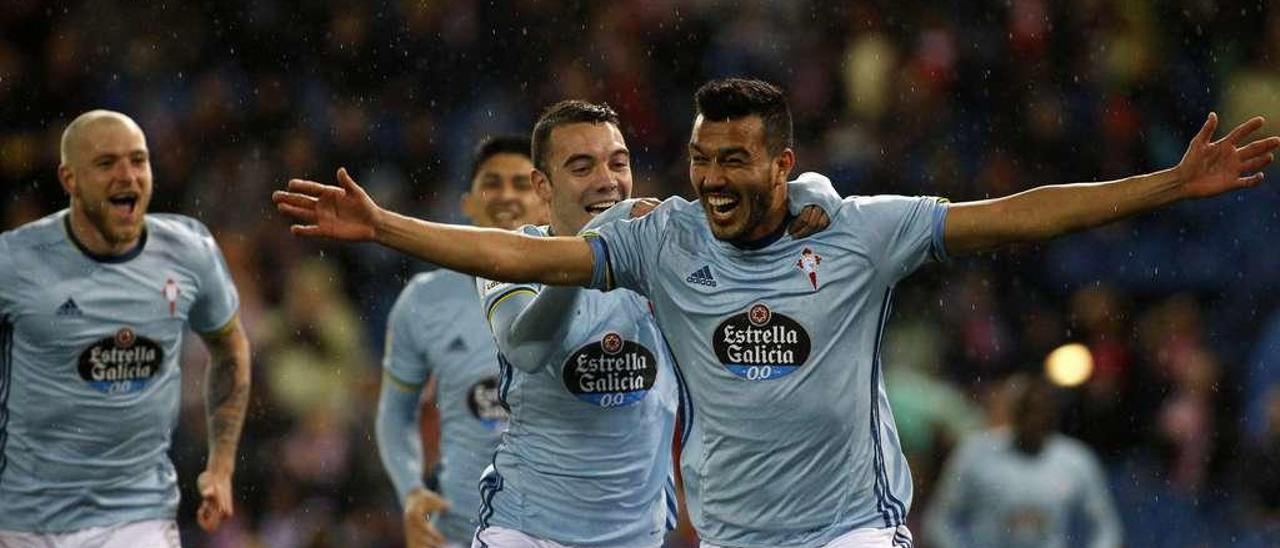 Iago Aspas felicita a Gustavo Cabral por su gol en presencia de Guidetti y Pablo Hernández durante el partido de Liga disputado anoche en el Vicente Calderón. // LOF