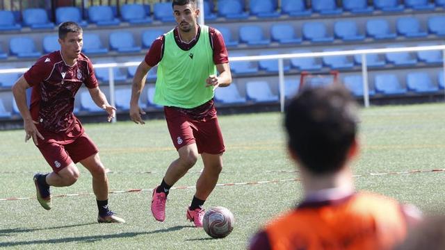 Mangel, en el centro, conduce la pelota al lado de Brais Abelenda. | LUISMA MURIAS