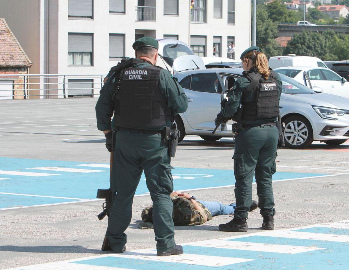 La Guardia Civil con uno de los «terroristas» abatidos. | Iñaki Osorio