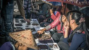 Imagen de un mercado birmano en el que se comercia con piedras preciosas.