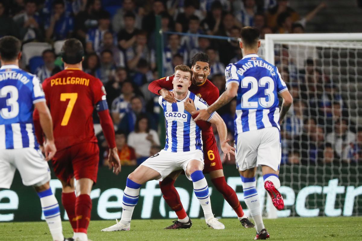 El delantero de la Real Sociedad Sorloth intenta proteger un balón ante el defensa de la Roma Smalling