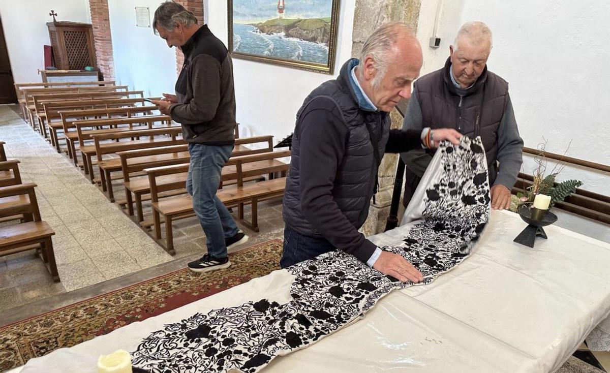 Manuel Ruiz posa con el capote de paseo, en la capilla de Puerto de Vega.