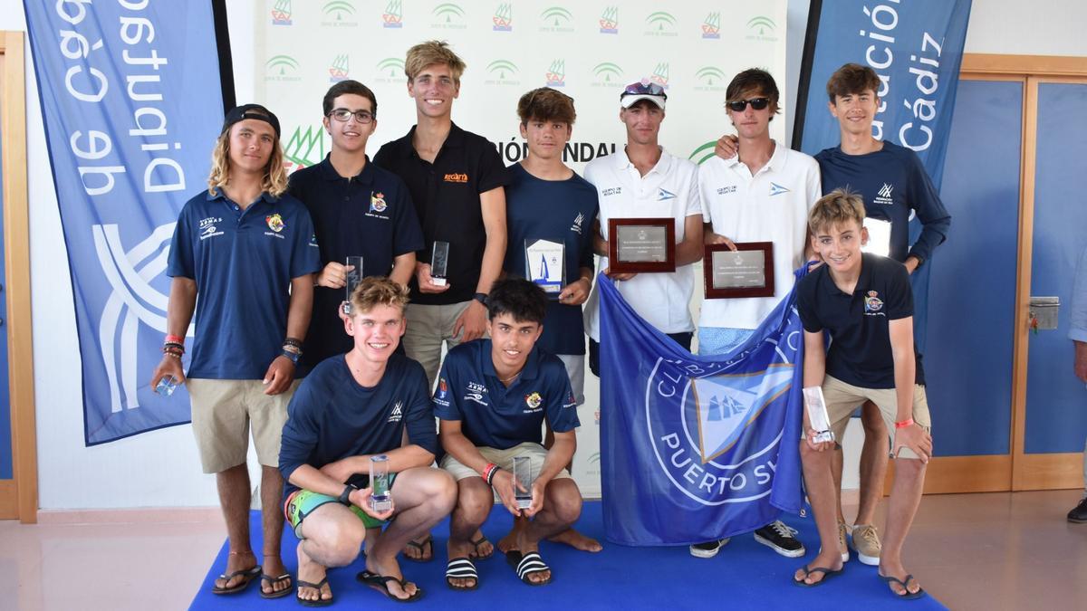 Regatistas del Real Club Náutico de Arrecife en el campeonato de España 420 de vela.