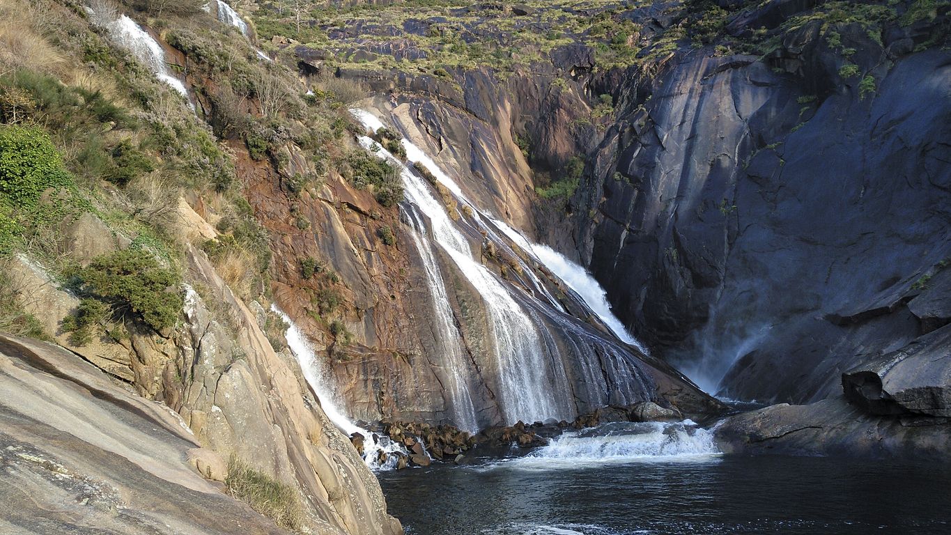 También resulta imprescindible descubrir la cascada del Ézaro.