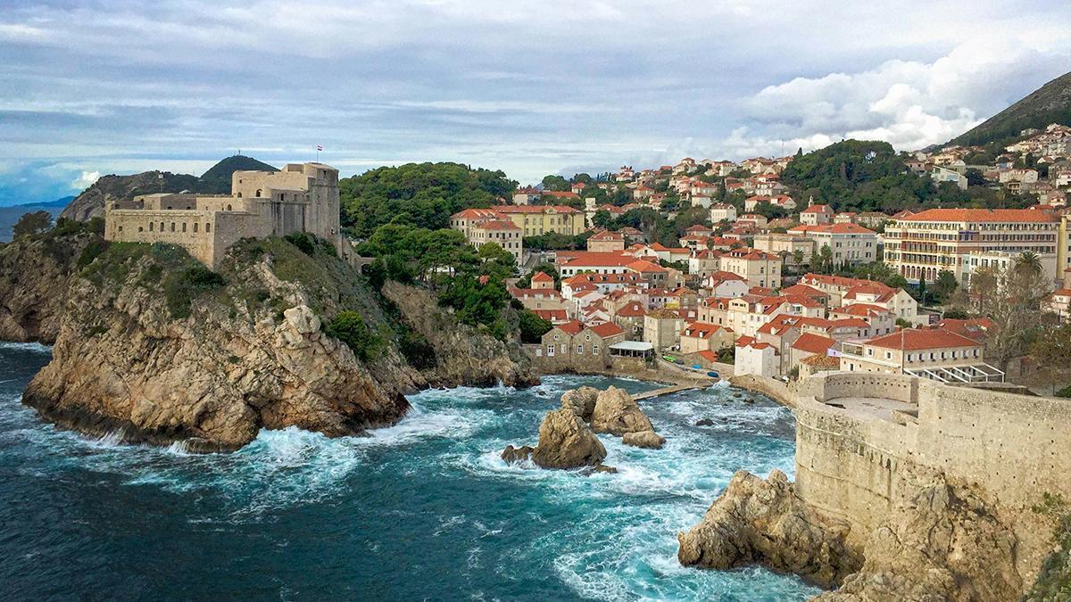 Dubrovnik convirtió sus murallas frente al Adriático en Desembarco del Rey para Juego de Tronos, una de las localizaciones más reconocibles de la televisión reciente.