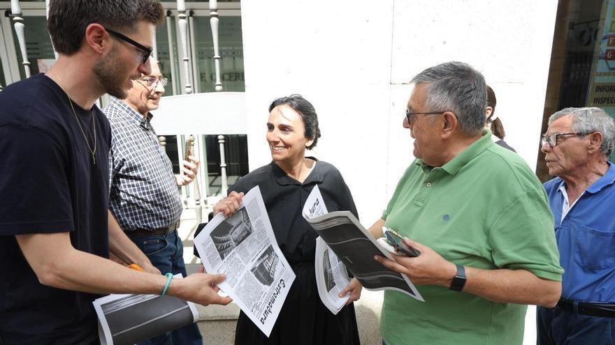 Fotogalería | Leoncia reparte El Periódico Extremadura a los cacereños: las imágenes de la recreación