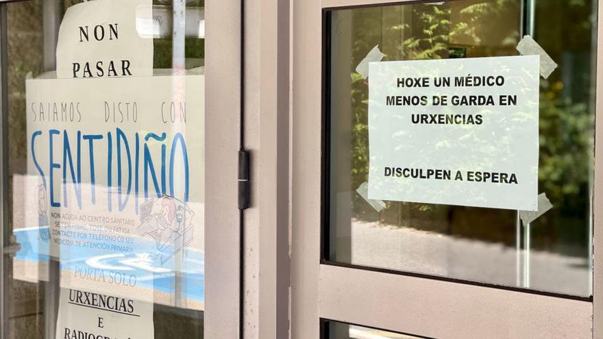 Cartel en la puerta del centro de salud por la falta de médico en el PAC de Cangas. |   // FDV