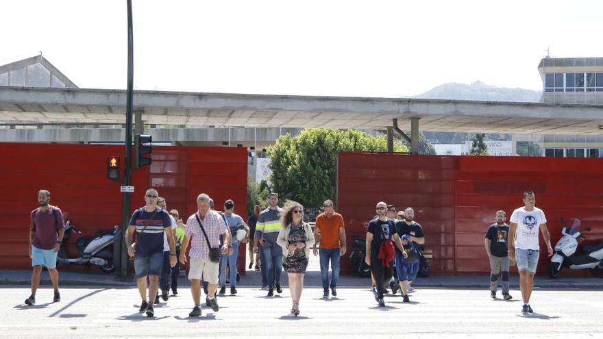 Trabajadores de PSA, a la salida del centro de Balaídos. // A. V.