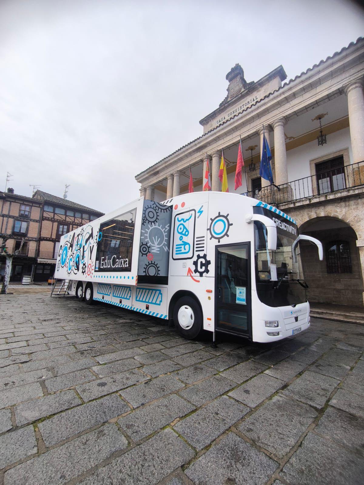 El autobús interactivo de EduCaixa en la Plaza Mayor de Toro.