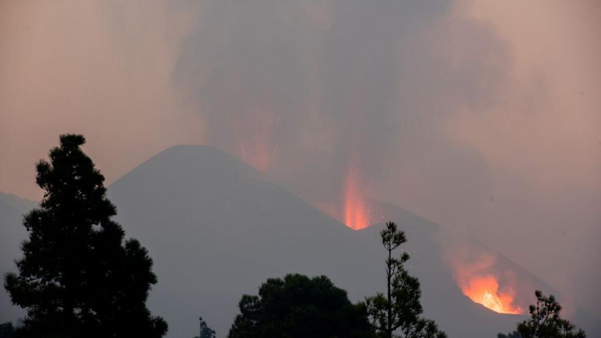 El cono del volcán de La Palma se derrumba en su cara norte y emite coladas en varias direcciones